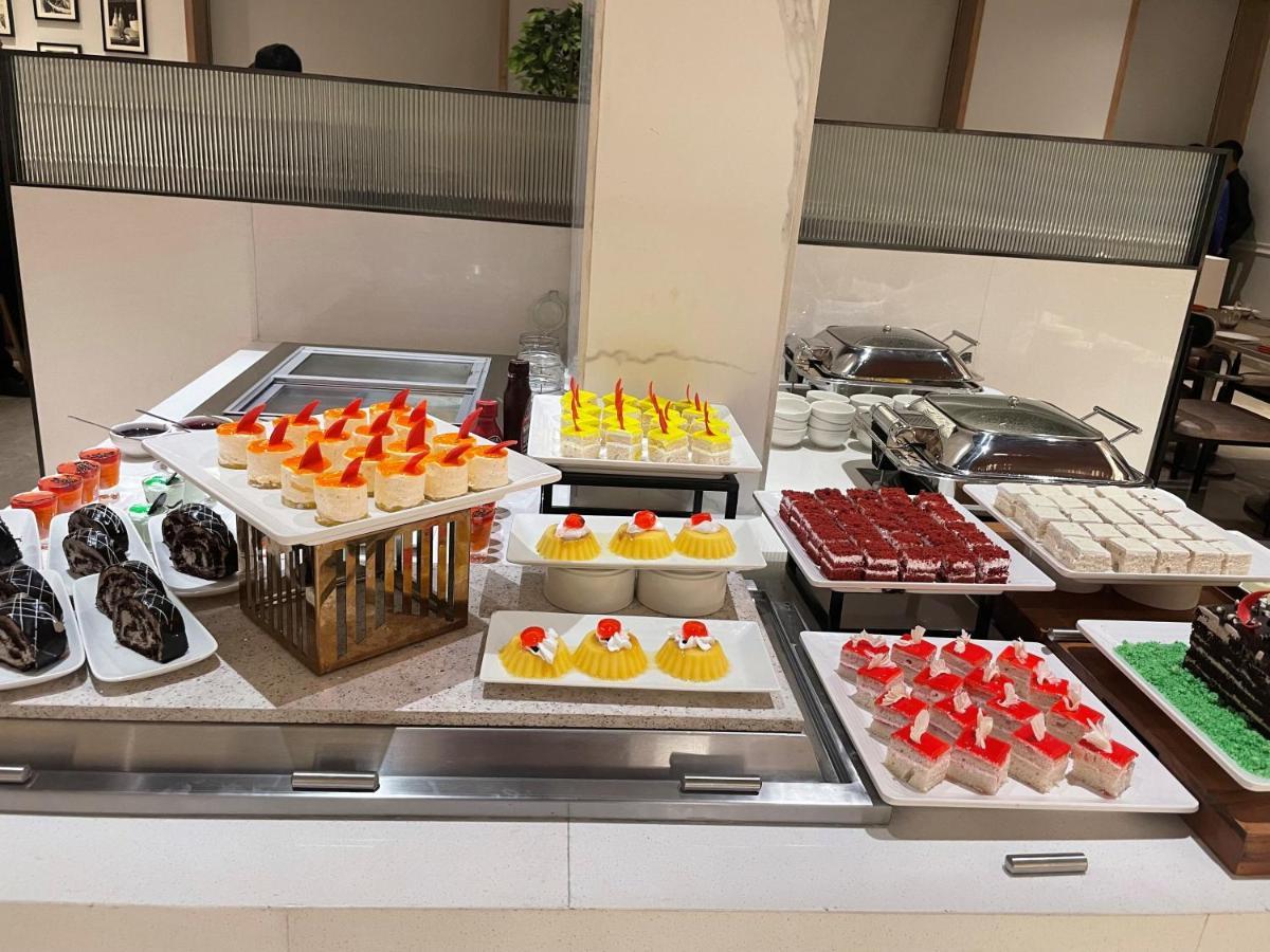 Park Inn By Radisson Surat Esterno foto