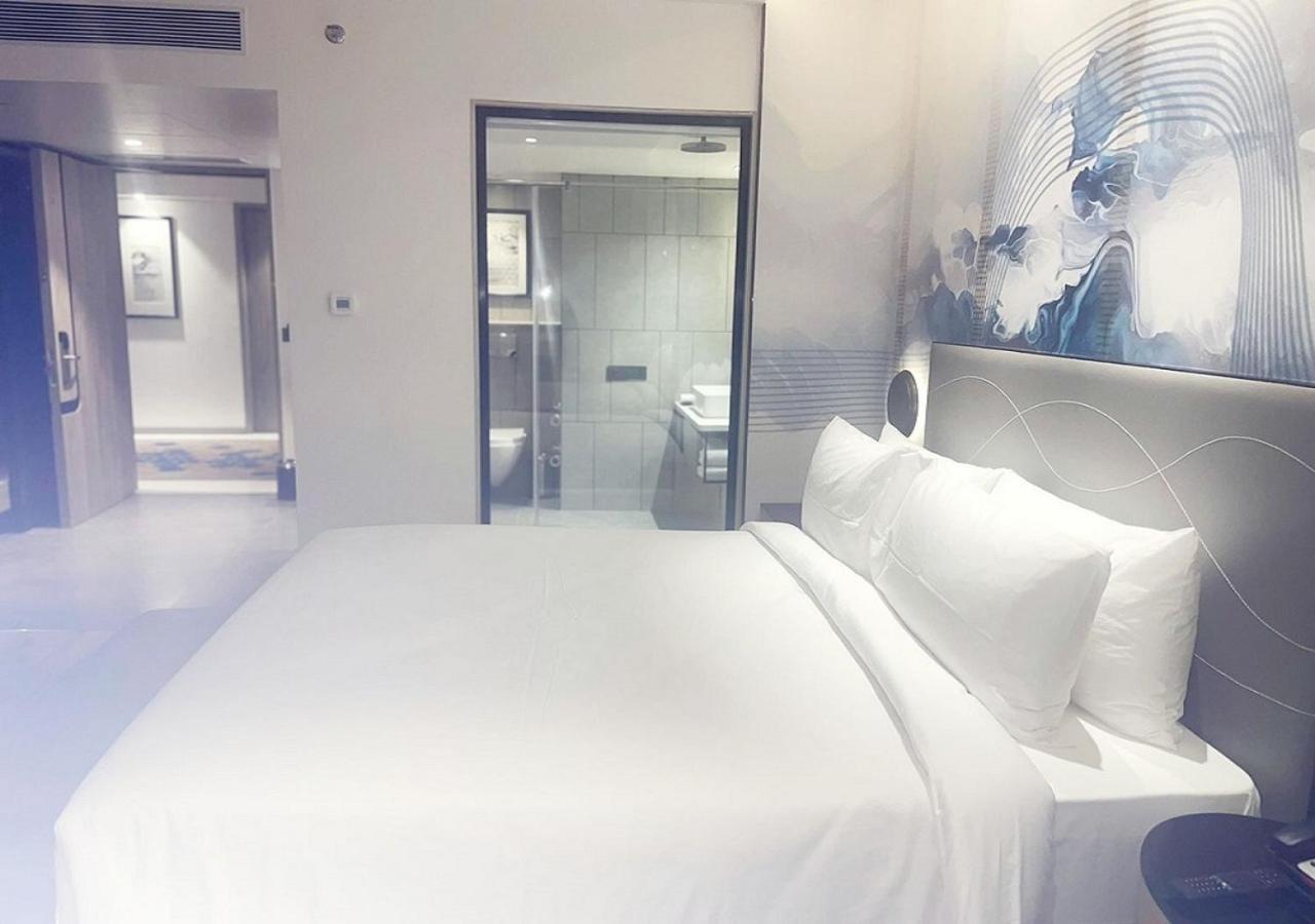 Park Inn By Radisson Surat Esterno foto